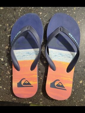 Quiksilver Men’s Navy and Orange Sunset Graphic Flip Flops